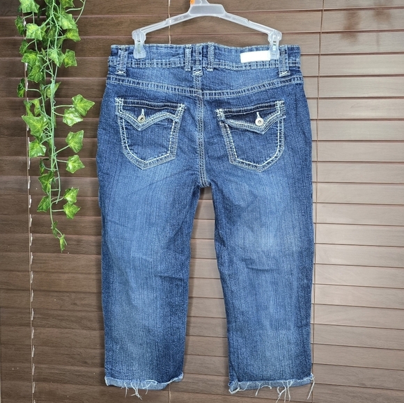 Myth Of Jade Capri Mid-rise Rolled Hem Distressed Women's Jeans Size 10 - Picture 2 of 12